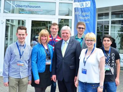 Landestag -  JU-Kreisvorsitzende Jennifer Gießler (2.v.r.) und die Vogelsberger Delegierte mit Volker Bouffier (4.v.l)