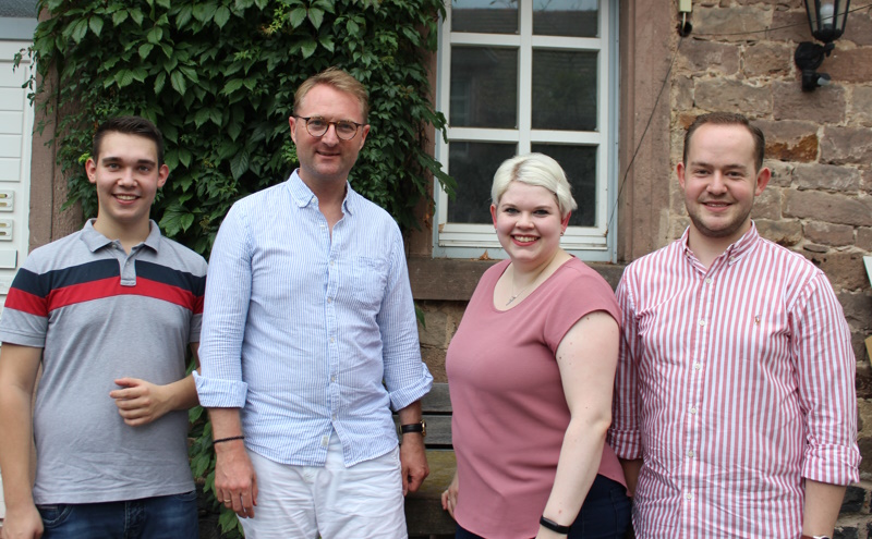 Kreisvorsitzender Joshua streich begrte beim Sommertreffen der Jungen Union Landratskandidat Dr. Jens Mischak sowie die beiden JU-Kreistagsabgeordneten Jennifer Gieler und Lukas Kaufmann (von links).