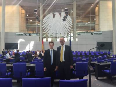 Jugend und Parlament - Der Wartenberger Lukas Kaufmann und der heimische Bundestagsabgeordnete Michael Brand im Plenarsaal des Bundestages.