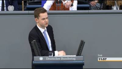 Jugend und Parlament - Lukas Kaufmann alias &#65533;Rudolf Lando&#65533; verteidigt am Rednerpult des Bundestages das fiktive Tierschutzgesetz