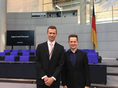 Jugend und Parlament - Jan-Hendrik Dörr (links) und Lukas Kaufmann im Plenarsaal des deutschen Bundestages, wo sie an dem Planspiel &#65533;Jugend und Parlament&#65533; mit rund 300 anderen Jugendlichen teilnahmen