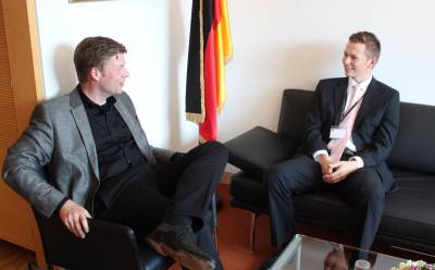 Jugend und Parlament - Der Bundestagsabgeordnete Stefan Heck (Amüneburg / Marburg-Bidenkopf) und Jan-Hendrik Dörr im Gespräch