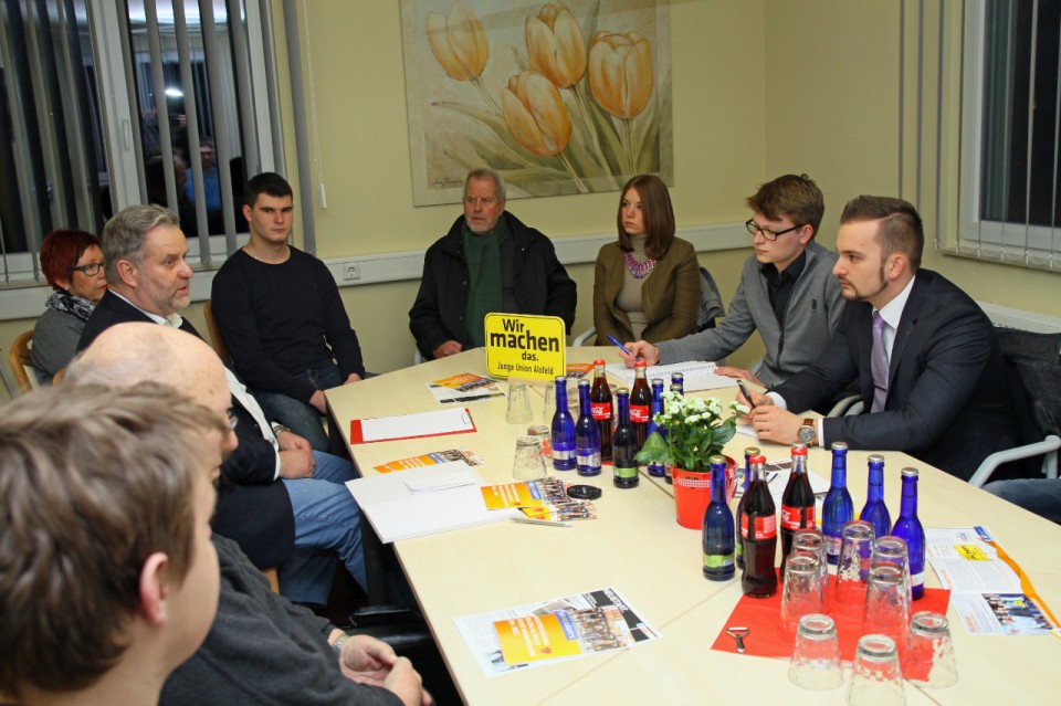 BSG-Geschäftsführer Joachim Tobisch (links) im Gespräch mit stellv. JU-Kreisvorsitzenden Laura Refflinghaus, JU-Vorsitzenden Eric Planz und JU-Mitglied Robert Riffer-Frank (gegenüber) sowie weiteren JU- und CDU-Mitgliedern.