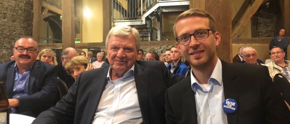 Ministerpräsident Volker Bouffier und Landtagskandidat Michael Ruhl beim gemeinsamen Anschauen des TV-Duells in Laubach