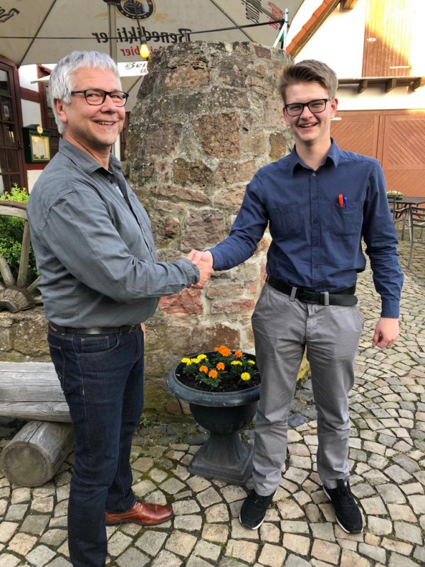 Der neue Kirtorfer CDU-Vorsitzender Wolfgang Schönhals gratuliert dem neuen JU-Vorsitzenden Luca Korell (rechts) und wünscht alles Gute für die Jugendorganisation. (Bild JU Kirtorf)